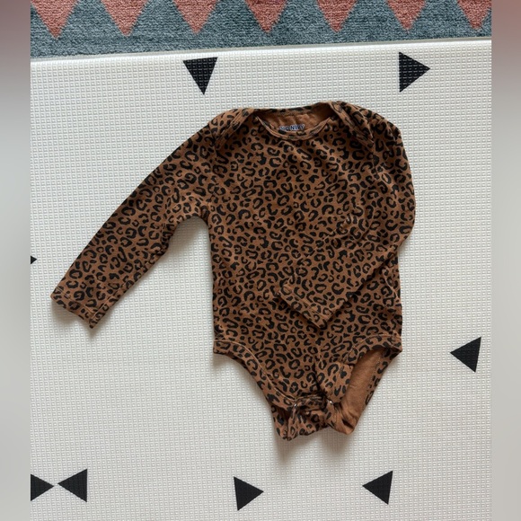 Old Navy|Baby girl Animal Leopard Print Long Sleeve Baby Onesie/bodysuit••18-24M - Picture 3 of 4